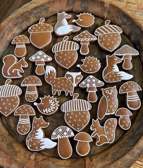 Decorating Gingerbread Cookies, Halloween Gingerbread, Gingerbread Inspiration, Best Gingerbread Cookies, Biscuit Decoration, Amazing Food Platters, Autumn Handmade, Super Cookies, Halloween Party Appetizers