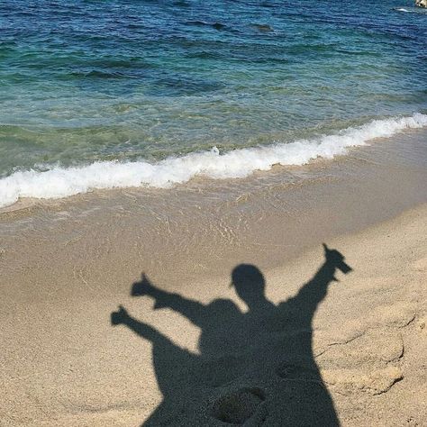 Aesthetics Beach, Couple Shadow, Cute Backgrounds For Iphone, Flipagram Instagram, Beach Date, Beach Photography Poses, Couple Picture Poses, Aesthetic Photography Nature, Beach Poses