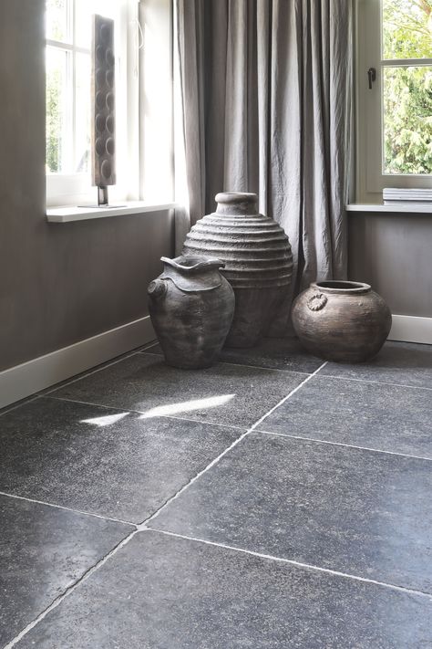 Bluestone Floor, Earthy Tiles, Blue Stone Floors, Belgian Bluestone, Kitchen Floor Tiles Ideas, Antique Flooring, Natural Stone Wall, Limestone Flooring, Dark Floors