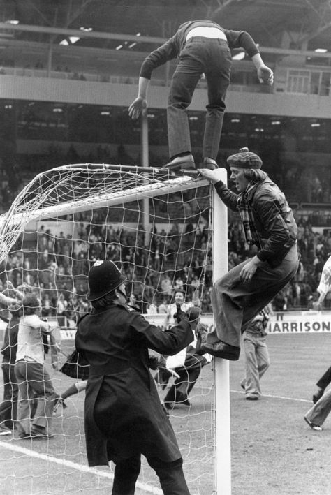 Football Hooliganism, Cold Photos, Scotland Football, Football Aesthetic, Football Photography, Football Casuals, Football Images, Classic Football Shirts, Football Fashion