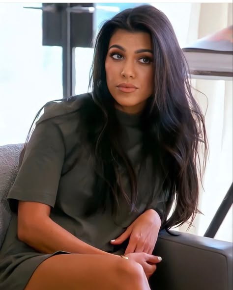 Kourtney Kardashian Makeup, Kardashian Hair Color, Kourtney Kardashian Hair, Hair Inspiration Bangs, Kardashian Hair, 2024 Goals, Hair Inspiration Short, Blending Gray Hair, Hair Creations