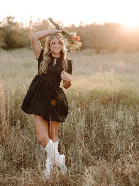 Cowgirl Boots Dress, Western Senior Pictures Outfit, Cowgirl Senior Pictures, Pretty Senior Pictures, Western Photo Shoots, Fall Senior Photos, Spring Senior Pictures, Cute Senior Pictures, Senior Photoshoot Poses