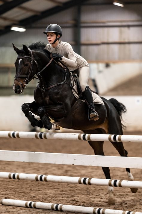 Horse Riding Women Aesthetic, 3 Horses Together, Horseback Riding English, English Horse Riding Aesthetic, Women On Horse, Person Riding Horse, Horse Riding Photography, People Riding Horses, Horses English