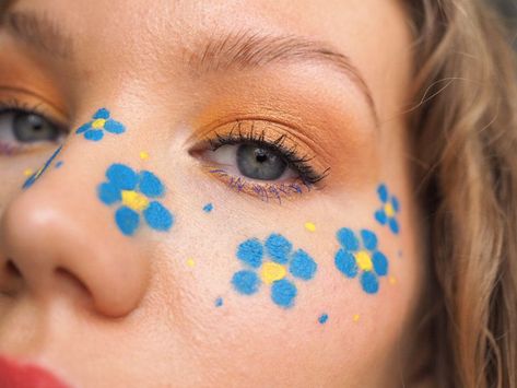 Blue flower freckles makeup - see the full look on Charlotta Eve #flowerfreckles #flowermakeup #blueflowerfreckles #beautyblog Hippie Face Paint, Flower Freckles, Kids Face Painting Easy, Easy Halloween Face Painting, Easy Face Painting Designs, Blue Face Paint, Eye Face Painting, Festival Face Paint, Yellow And Coral