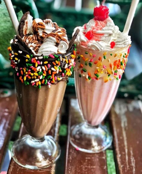 Make Milkshake, Ice Cream Shake, Ice Cream Sundaes, Yummy Ice Cream, Milk Shake, Yummy Comfort Food, Christmas Dishes, Food Drinks Dessert, Candy Desserts