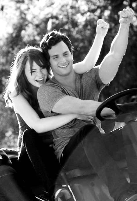 Emma Stone and Penn Badgley Teen Romance Movies, Best Romantic Comedies, Penn Badgley, Chick Flicks, Easy A, 80s Movies, Movies And Series, Movie Couples, Romantic Movies