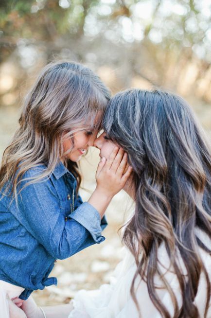 17 Fotos madre e hija que puedes recrear este 10 de mayo Mother Daughter Photography Poses, Mom Daughter Photography, Mommy Daughter Photography, Mom Daughter Photos, Mommy Daughter Photoshoot, Mother Daughter Poses, Mommy Daughter Pictures, Daughter Photo Ideas, Mommy Daughter Photos