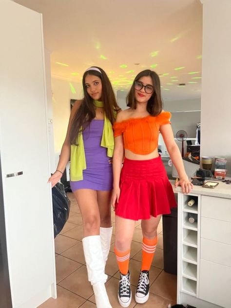 Daphne Scooby Doo Halloween Costume, Duo Halloween Costumes Teenage Girl, Dafne Scooby Doo Outfit, Daphne Velma Costume, Cute Velma Costume, Halloween Costumes Daphne, Daphne Outfit Ideas, Double Halloween Costumes, Daphne Costume Halloween