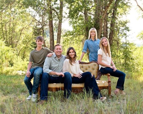 Pose - use bench from kitchen for this Large Family Poses, Poses For Groups, Posing On Chair, Vintage Family Pictures, Large Family Pictures, Large Family Photography, Large Family Photos, Family Photoshoot Poses, Family Portrait Poses