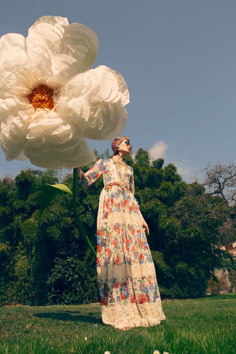 Wonderland Decor, 사진 촬영 포즈, Travel Wear, Giant Flowers, Flower Fashion, Fashion Shoot, Fashion Stylist, Marie Claire, Look Chic