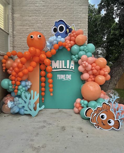 Finding Nemo Backdrop Ideas, Finding Dory Party Ideas Decorations, Finding Nemo Backdrop, Finding Nemo Balloon Garland, Finding Dory Birthday Party Decorations, Finding Nemo Balloon Arch, Nemo 2nd Birthday Party, Nemo First Birthday Party, Nemo Birthday Party Decorations