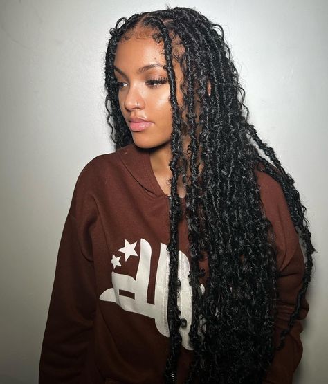 Butterfly Locs with Messy Texture Butterfly Dreadlocks, Boho Locs, School Morning, Butterfly Locs, Front Braids, Faux Locs Hairstyles, Cute Box Braids Hairstyles, Protective Hairstyles Braids, Pretty Braided Hairstyles