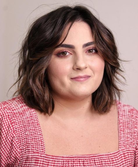 Textured Lob for Chubby Faces Cabelo Plus Size, Fat Face Haircuts, Plus Size Hairstyles, Hairstyles For Fat Faces, Chubby Face Haircuts, Hair To One Side, Wavy Haircuts, Lob Hairstyle, Lob Haircut