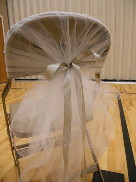 Decorating With Burlap Tablecloths | Decorating hideous chairs.... - Project Wedding Forums Bridal Shower Chair, Diy Chair Covers, Diy Tulle, Folding Chair Covers, Metal Folding Chairs, Tafel Decor, Wedding Chair Decorations, Chair Covers Wedding, Diy Event