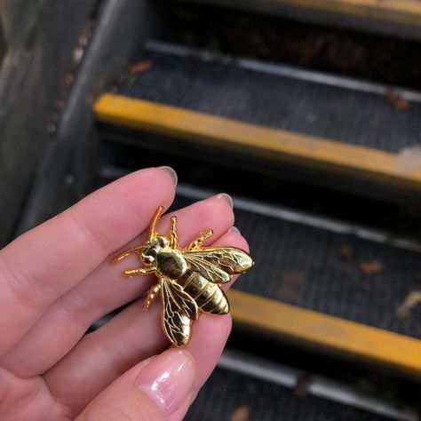 Cute Pins For Backpacks, Enamel Pins Diy, Pins Display, Aesthetic Bookmarks, Enamel Pin Display, Aesthetic Backpack, Enamel Pin Collection, Bee Pin, Bee Brooch