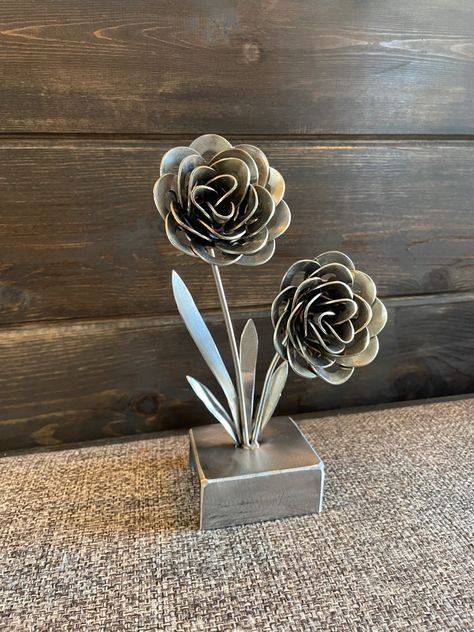 Weld Idea, Metal Flower Art, Welding Projects Ideas, Welding Gifts, Cool Welding Projects, Welded Metal Projects, Metal Welding Art, Metal Roses, Machining Metal Projects