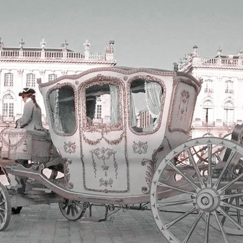 Carriage Aesthetic Royal, Royal Carriage Aesthetic, Cinderella Aesthetic, Princesa Real, Wedding Carriage, Royal Core, Princess Carriage, Royal Aesthetic, Horse Aesthetic