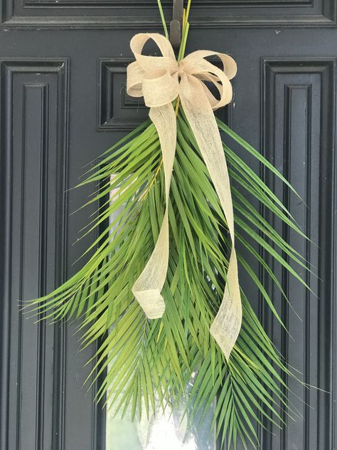 Passover Door Decorations, Palm Sunday Church Decorations Ideas, Palm Branches Craft, Palm Leaf Decorations, Palm Sunday Flower Arrangements Church, Palm Sunday Church Decor, Palm Sunday Arrangements, Easter Church Decorations Ideas, Palm Sunday Dinner Ideas