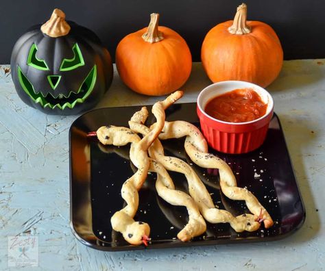 Snakes Recipe, Snake Breadsticks, Snake Recipe, Bread Stick, Halloween Finger Foods, Halloween Appetizers Easy, Halloween Food Dinner, Kids Halloween Food, Halloween Food Appetizers