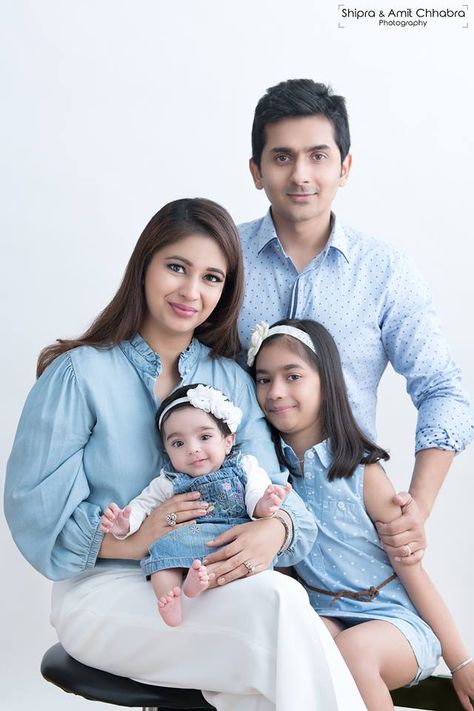 Family Of Four Studio Poses, Cute Family Picture Ideas, Family Photoshoot Of 4, Family Potrait Idea, Birthday Family Photoshoot Ideas, 4 Family Photoshoot, Family Photos 4 People, Family Denim Photo Shoot, Family Shoot Poses