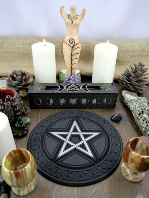 Wiccan Style, Magic Aesthetics, Wiccan Alter, Witch Pentacle, Crafting Witch, Magic Practice, Arch Angels, Alter Ideas, Wicca Altar