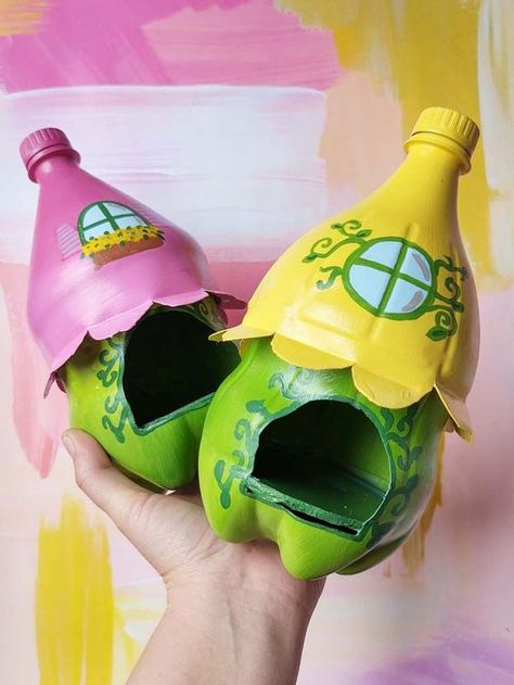 Diy Recycle Bottles, Plastic Bottle Crafts Diy, Recycled Crafts Kids, Plastic Bottle Art, Fairy House Diy, Fairy Garden Crafts, Seni Dan Kraf, Garden Crafts Diy, Diy Bottle Crafts