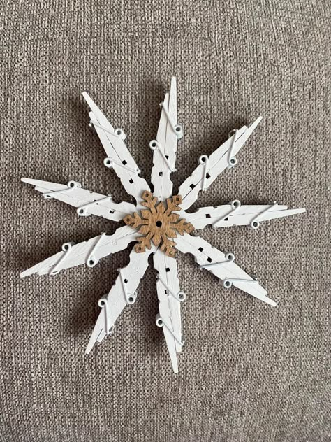 Clothes Pin Stars Christmas Ornament, Peg Snowflakes, Christmas Crafts With Beads, Closepin Ornaments, Clothespin Snowflake, Clothespin Cross, Peg Crafts, Clothes Pin Ornaments, Christmas Bazaar Ideas