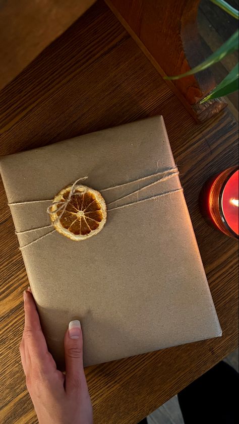 This sustainable and classic style of gift wrapping is a hit every holiday season. The dried oranges, twine, and brown paper never go out of style. 🎄🎁 Dried Orange Gift Wrap, Brown Paper Wrapping Christmas, Brown Paper Wrapping, Yule Gift, Holiday Gift Wrapping, Eco Friendly Gift Wrapping, Oranges Gift, Minimal Christmas, Dried Oranges