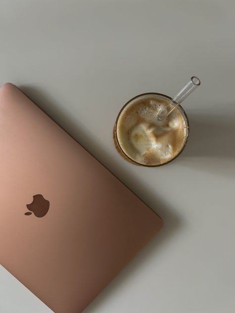 Macbook Gold Aesthetic, Pink Apple Laptop, Macbook Pink Aesthetic, Mac Laptop Aesthetic, Laptop Astethic, Mac Book Aesthetic, Macbook Gold, Rose Gold Macbook Air, Pink Foto