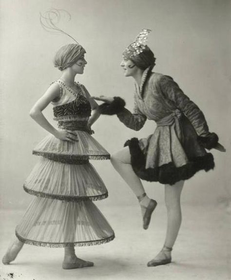 dancers Paul Poiret, Hobble Skirt, Ballet Russe, Vintage Ballet, 1910s Fashion, Russian Ballet, Diana Vreeland, Three Women, Pantomime