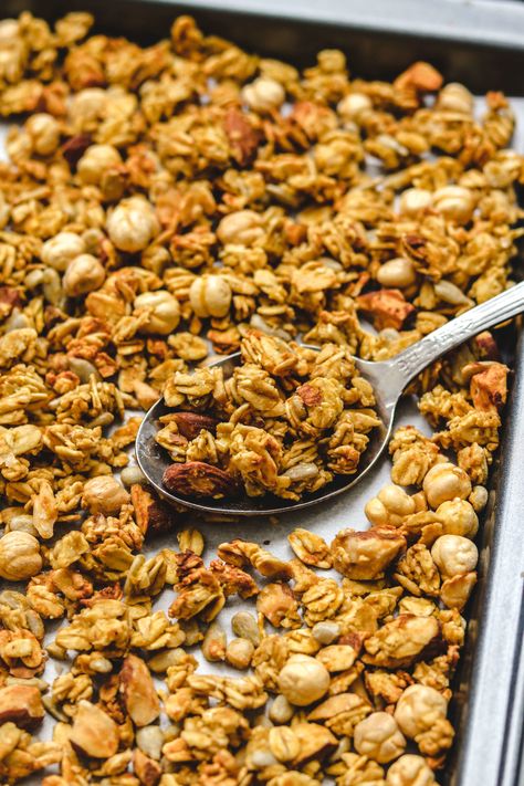 Cheez-It Granola (Vegan & Gluten-free) - Okonomi Kitchen Vegan Granola Bars, Savory Granola, Chickpea Snacks, Bean Snacks, Savory Vegan, Cheese Flavor, Cheez It, Granola Recipes, Canned Chickpeas