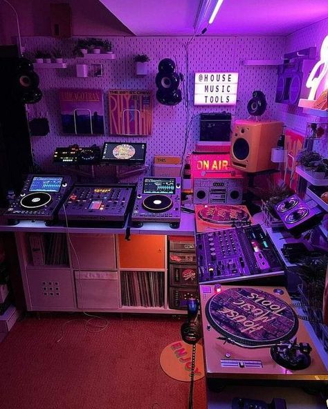 Music Set Up Bedroom, Dream Recording Studio, Dj Equipment Setup Home, Dj Streaming Setup, Dj Set Up Ideas, Dj Room Setup, Dj Equipment Setup, Dj Set Design, Dj Room Ideas