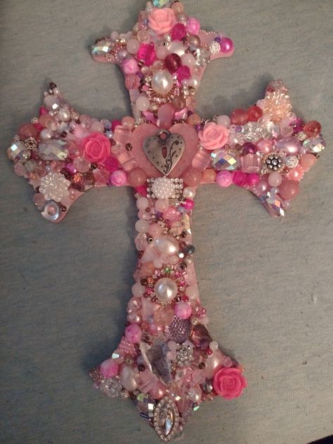 Aesthetic Cross Pictures, Diy Crucifix Ideas, Pink Catholic Aesthetic, Cross Pfp Aesthetic, Diy Christian Decor, Aesthetic Cross, Christian Room Decor, Girly Crafts, Sacred Space Altar