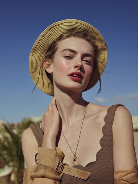 Hanna Verhees Wears Vacation Looks in Hello! Fashion Reference Couple Pose, Pose Reference Sitting, Two People Pose, Pose Reference Couple, Hanna Verhees, Tumblr Makeup, Makeup Tips For Brown Eyes, Easy Winged Eyeliner, Winged Eyeliner Tutorial