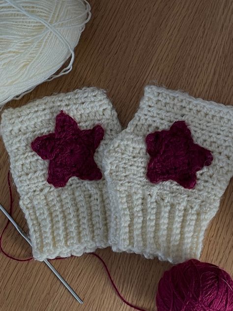 Crochet Hand Mittens, Crochet Star Hand Warmers, Hand Warmer Crochet Pattern, Star Gloves Crochet, How To Crochet Hand Warmers, Hand Gloves Crochet, Star Hand Warmers, Crochet Hand Warmers Free Pattern, Hand Warmer Crochet