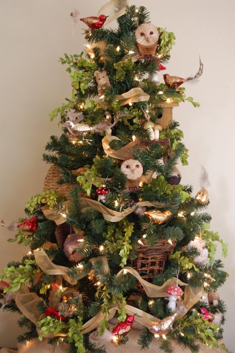 Woodland Christmas Tree - I think this is my favorite of all kinds of Christmas decor . Woodland Christmas Theme, Natal Country, Woodland Christmas Decor, Woodland Christmas Tree, Glam Christmas Decor, Glam Christmas, Christmas Owls, Woodland Christmas, Theme Color