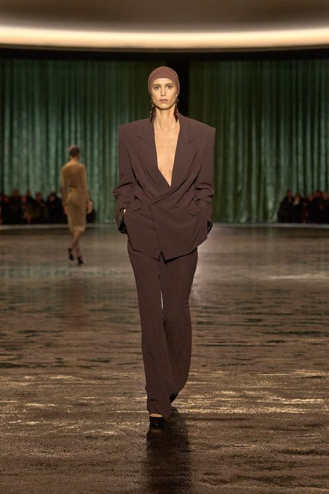 Saint Laurent Fall 2024 Ready-to-Wear
https://www.vogue.com/fashion-shows/fall-2024-ready-to-wear/saint-laurent/slideshow/collection#44 Ysl Runway, Saint Laurent Fashion Show, Formal Smart Casual, Georgia May Jagger, 90s Runway Fashion, Simply Dress, Richard Gere, Ashley Olsen, Anthony Vaccarello