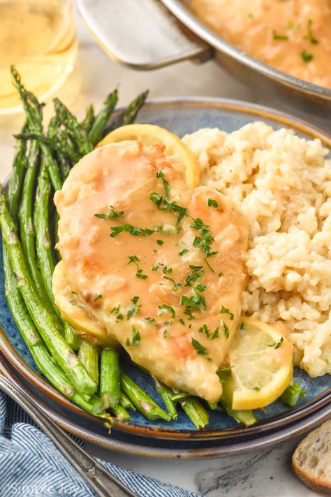 Lemon Chicken Fast Chicken Dinner Recipes, Fast Chicken Dinner, Creamy Lemon Garlic Chicken, Vegetarian Drinks, Slow Cooker Casserole, Creamy Lemon Chicken, Fast Dinner, Pan Frying, Lemon Chicken Recipe