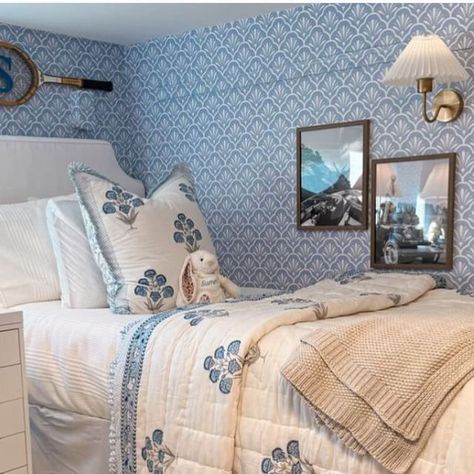 Katie Clooney on Instagram: "This takes the prize for the cutest dorm room!!💙 @sullivanandphenix @pennstate" Classic Dorm Room, College Edit, Classy Dorm Room, Blue Dorm Room, Preppy Dorm Room Decor, White Dorm Room, Eloise At The Plaza, Blue Dorm, Ruffle Quilt