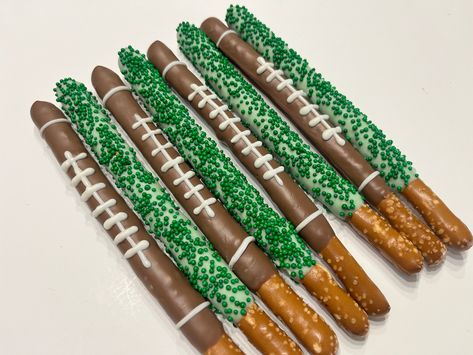 Football Pretzels, Football Chocolate Desserts, Football Season Treats, Super Bowl Desserts, NFL Treats, Flag Football Desserts by DipDipGoose on Etsy Football After Game Snacks, Nfl Desserts, Football Dessert Ideas, Desserts Superbowl, Super Bowl Desserts, Football Party Treats, Football Themed Food, Bowl Desserts, Football Desserts