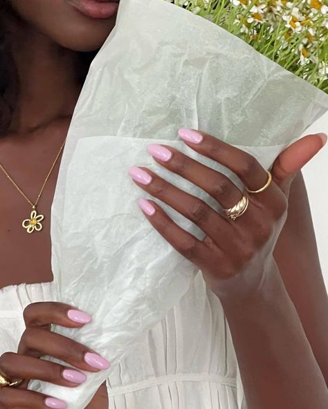 soft black women Ash Cash, Nurse Nails, Money Nails, Soft Nails, Neutral Nails, Girls Nails, Minimalist Nails, Dream Nails, Classy Nails