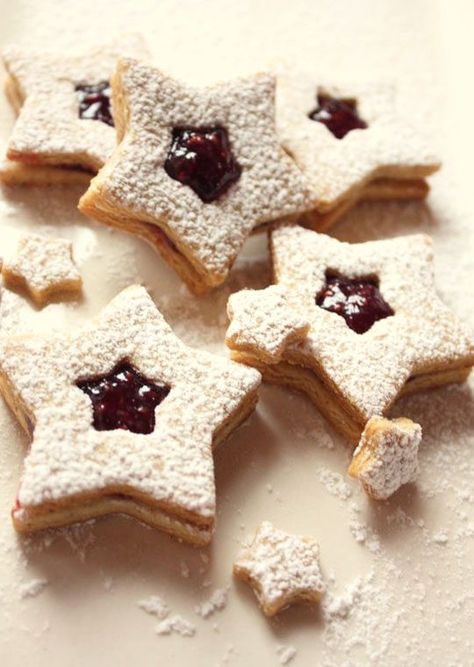 Christmas Star Cookies Recipes with Jam — Eatwell101 Cookies Stuffed, Best Holiday Cookies, Jelly Cookies, Thumbprint Cookies Recipe, Raspberry Cookies, Cookie Bakery, Buttery Shortbread Cookies, Gluten Free Chocolate Chip Cookies, Raspberry Almond