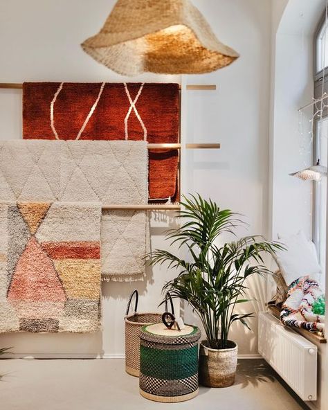 Salon Concepts, Showroom Inspiration, Store Inspiration, Store Window Displays, Hanging Display, Rug Studio, Boutique Ideas, Rug Wall Hanging, Rug Wall