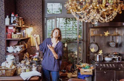 Jane Birkin : les maisons parisiennes de l'Anglaise chérie des Français | AD Magazine Architectural Digest Kitchen, Jane Birkin Style, Parisian Kitchen, Ad Architectural Digest, Hippie Homes, Serge Gainsbourg, Ad Magazine, Moving To Paris, Parisian Apartment