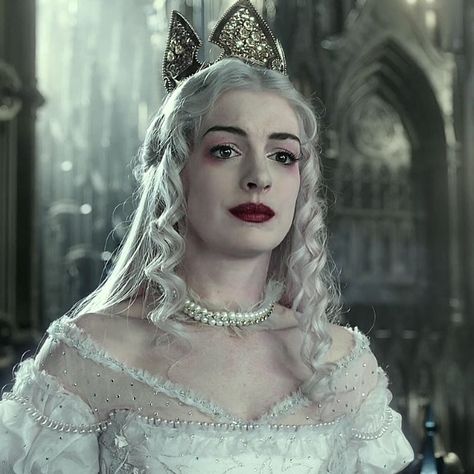 White Queen Costume, Queen Alice, Alice In Wonderland Aesthetic, Wonderland Tattoo, Princess Alice, Queen Aesthetic, Queen Makeup, Cool Makeup Looks, Queen Costume