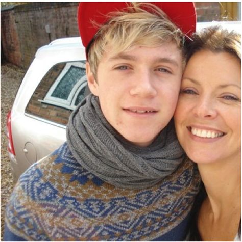 Harry's Mum and Nialler. Anne Cox, Gemma Styles, Birthday Hug, Gambar One Direction, Niall And Harry, Irish Princess, Irish Boys, James Horan, 1 Direction