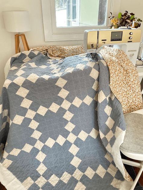 How to make: an Irish Chain quilt — Joz Makes Quilts Double Irish Chain Quilt Pattern Free, Irish Chain Quilting Designs, Neutral Quilts Ideas, Double Irish Chain Quilt Pattern, Neutral Quilts, Double Irish Chain Quilt, Irish Chain Quilt Pattern, Neutral Quilt, Irish Chain Quilt