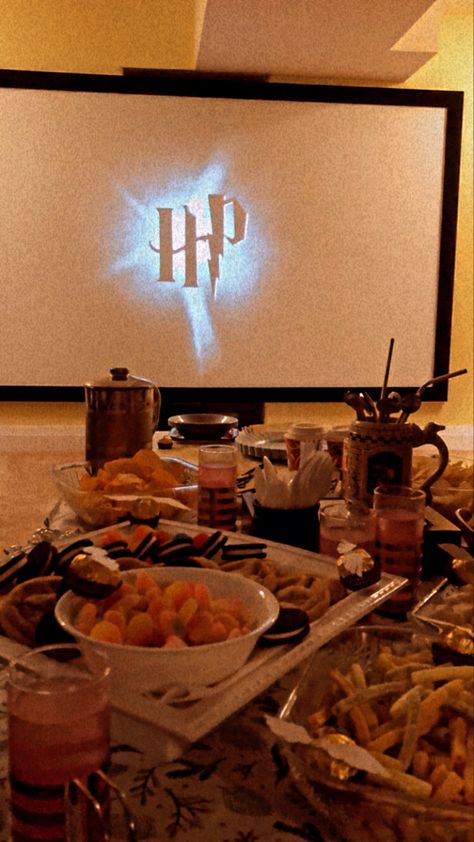 Harry Potter Sleepover Aesthetic, Snacks For Watching Movies, Best Movie Night Snacks, Fall Movie Party, Harry Potter Movie Marathon Aesthetic, Movie Night Asthetics, Harry Potter Dinner Party Food, Harry Potter Marathon Aesthetic, Harry Potter Movie Snacks