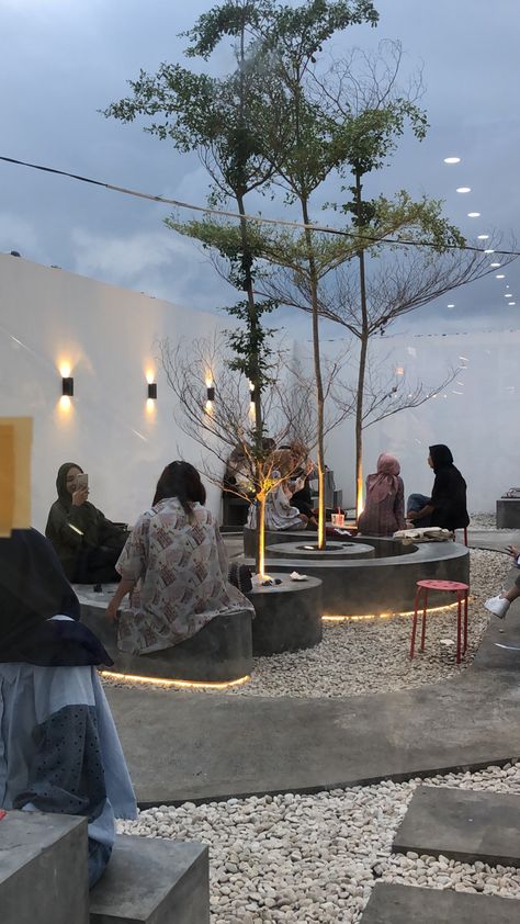 Cafe Outdoor Design Ideas Coffee Shop, Minimalistic Cafe Exterior, Outdoor Seating Area Landscape Design Restaurant Cafe, Outdoor Cafe Wall Design, Italian Coffee Shop Design, Commercial Outdoor Spaces, Coffee Shop Outdoor Seating, Mini Coffee Shop Design Outdoor, Cafe Landscape Design