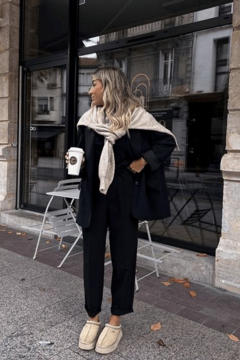 23 Super Cute UGG Outfits to Stay Cozy And Stylish This Fall Cosy Chic Outfit, Ugg Work Outfit, Slip On Uggs Outfit, Ugg Tazz Outfit Ideas, Black Slippers Outfit, Ugg Clogs Outfit, Ugg Outfit Ideas, Ugg Tazz, Slippers Outfit